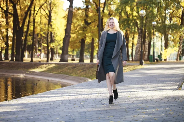 Ritratto di una giovane bella donna in cappotto grigio — Foto Stock