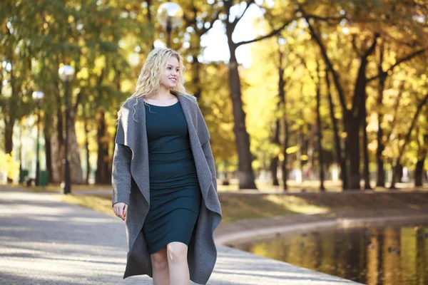 Ritratto di una giovane bella donna in cappotto grigio — Foto Stock