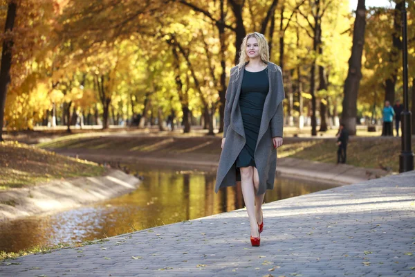 Retrato de uma jovem mulher bonita em casaco cinza — Fotografia de Stock