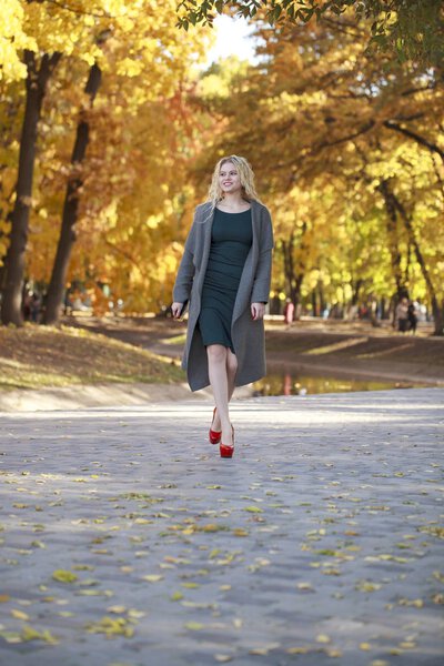 Портрет молодой красивой женщины в сером пальто
 