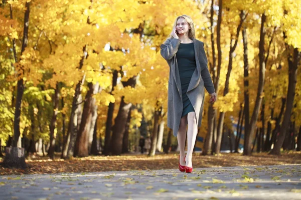 Young beautiful blonde woman calling by phone — Stock Photo, Image