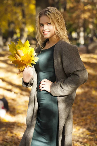 Egy gyönyörű fiatal nő, szürke kabátot portré — Stock Fotó