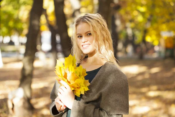 Porträt einer jungen schönen Frau im grauen Mantel — Stockfoto