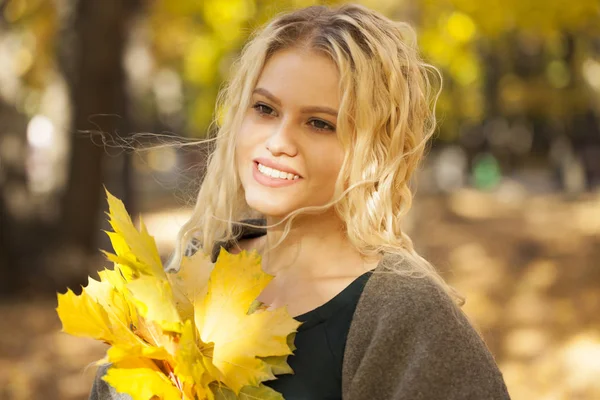 Porträt einer jungen schönen Frau im grauen Mantel — Stockfoto