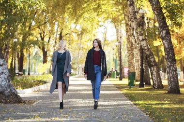 iki mutlu genç kadın 