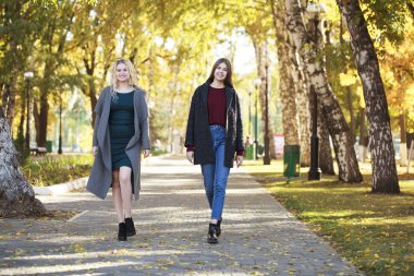 iki mutlu genç kadın 