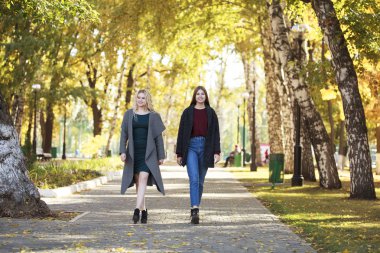 iki mutlu genç kadın 