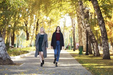 iki mutlu genç kadın 