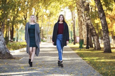 iki mutlu genç kadın 