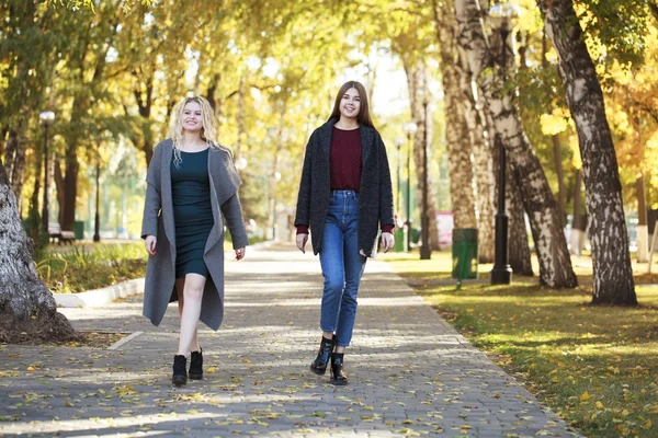 iki mutlu genç kadın 