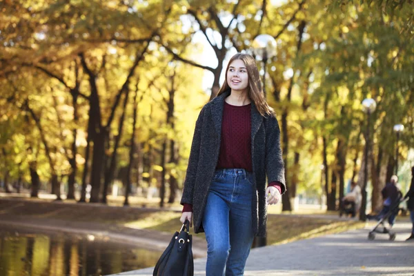 Ritratto di una giovane bella donna in cappotto grigio — Foto Stock