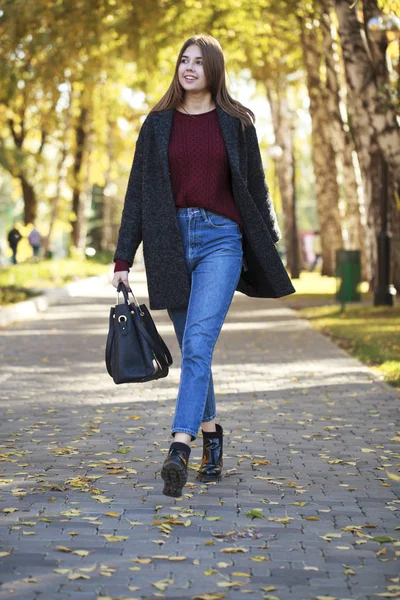 güzel genç esmer kadın portresi 