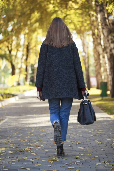 Brunette femme dans un manteau de laine grise — Photo