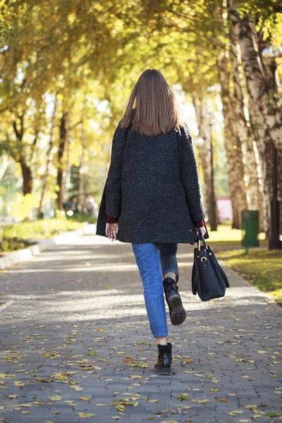 Gri bir yün ceket esmer kadın