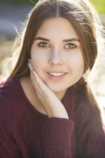 Jovem mulher bonita no parque de outono — Fotografia de Stock