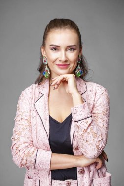 portre genç güzel kadın kapatmak