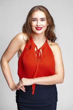 Kırmızı bir bluz bir genç güzel kadın portresi 