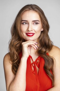 Kırmızı bir bluz bir genç güzel kadın portresi 