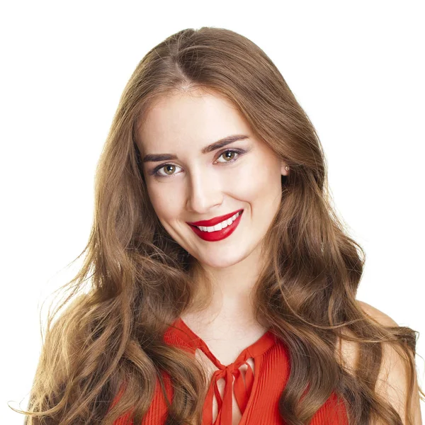 Ritratto di una giovane bella donna in camicetta rossa — Foto Stock
