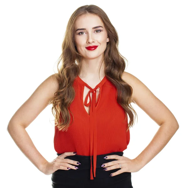 Portrett av en ung, vakker kvinne i rød bluse – stockfoto