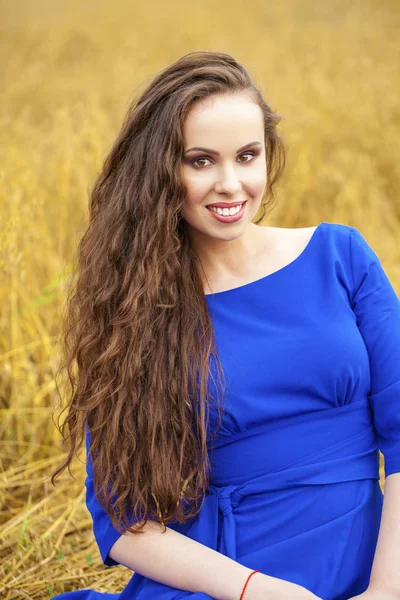 Ritratto di giovane ragazza su sfondo di campo di grano dorato — Foto Stock