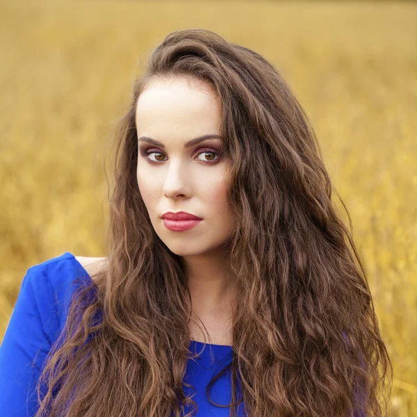 Ritratto di giovane ragazza su sfondo di campo di grano dorato — Foto Stock