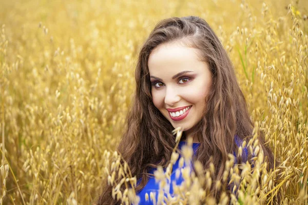 Portrait d'une jeune fille sur fond de champ de blé doré — Photo