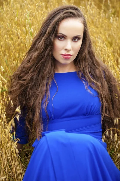 Portrait d'une jeune fille sur fond de champ de blé doré — Photo