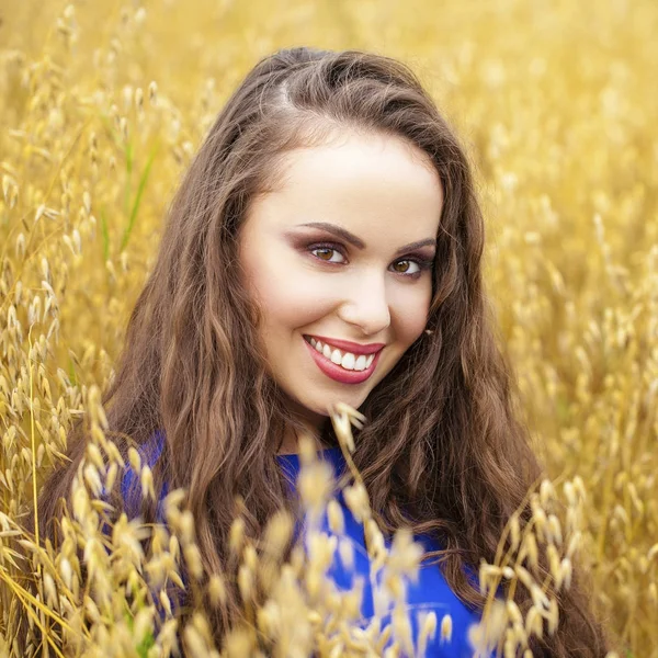Portret młodej dziewczyny na tle Złotego Pszeniczysko — Zdjęcie stockowe