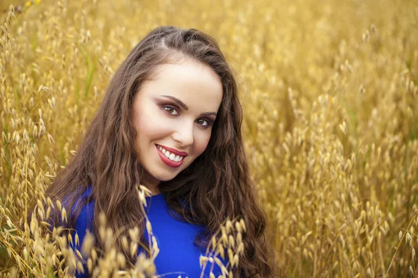 Portrait d'une jeune fille sur fond de champ de blé doré — Photo