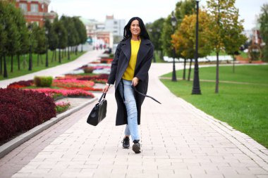 Gri paltolu güzel bir genç kadın portresi 