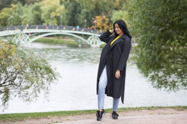 Gri paltolu güzel bir genç kadın portresi 