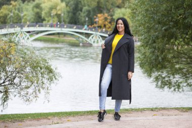 Gri paltolu güzel bir genç kadın portresi 