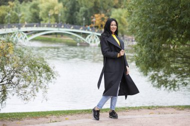 Gri paltolu güzel bir genç kadın portresi 