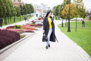 Gri paltolu güzel bir genç kadın portresi 