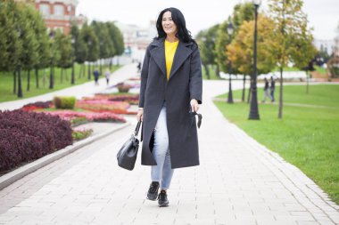 Gri paltolu güzel bir genç kadın portresi 