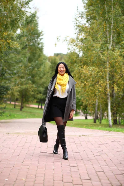 Ritratto di una giovane bella donna in cappotto grigio — Foto Stock