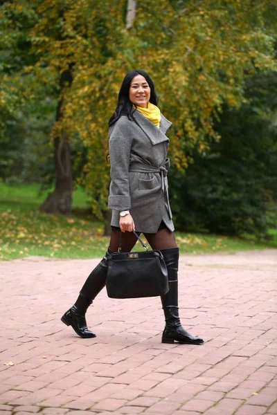 Retrato de uma jovem mulher bonita em casaco cinza — Fotografia de Stock