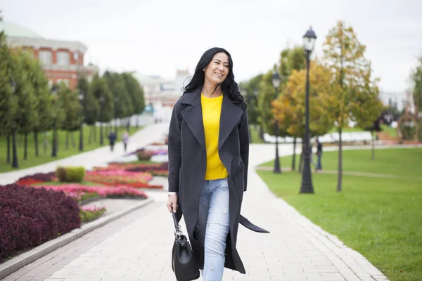 Ritratto di una giovane bella donna in cappotto grigio — Foto Stock