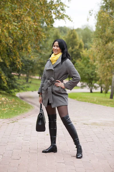 Porträt einer jungen schönen Frau im grauen Mantel — Stockfoto