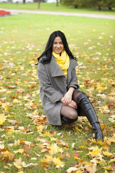 Retrato de una hermosa joven morena — Foto de Stock