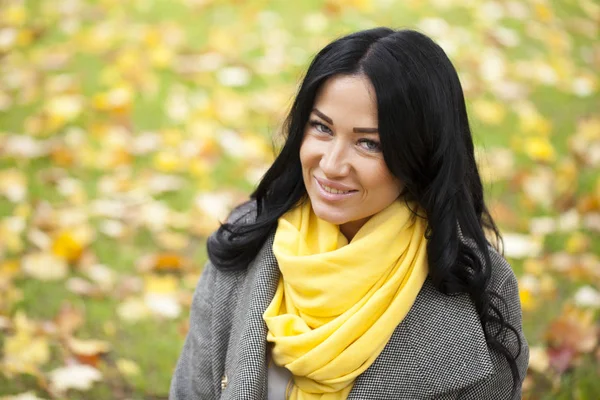 Porträt einer jungen schönen Frau im grauen Mantel — Stockfoto