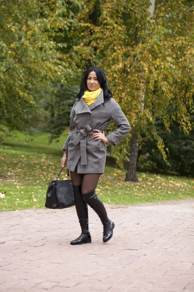 Ritratto di una giovane bella donna in cappotto grigio — Foto Stock