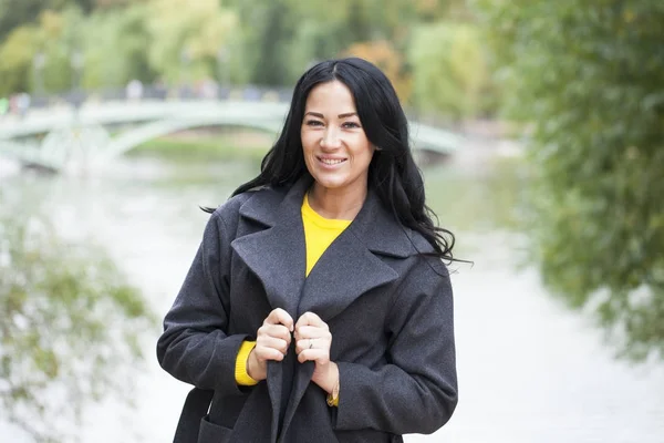 Ritratto di una giovane bella donna in cappotto grigio — Foto Stock