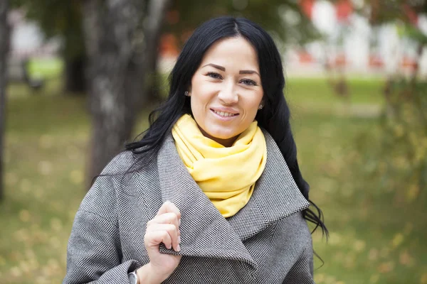 Portret van een jonge mooie vrouw met grijze vacht — Stockfoto