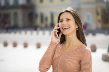 Güzel genç esmer kadın telefon ederken