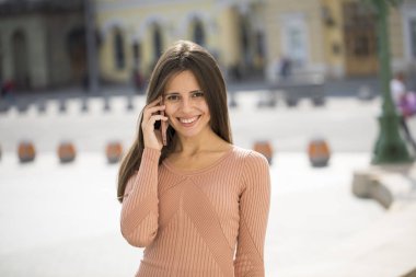 Güzel genç esmer kadın telefon ederken