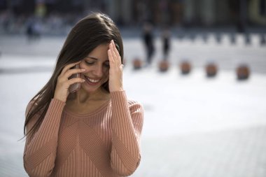 Güzel genç esmer kadın telefon ederken