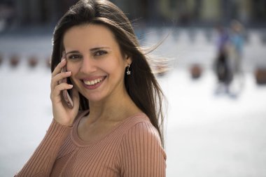 Güzel genç esmer kadın telefon ederken