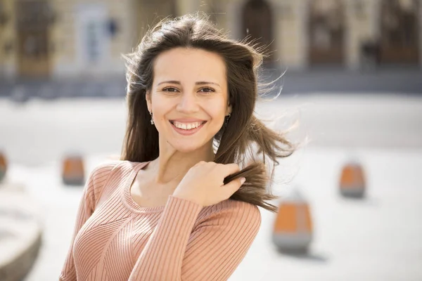 Detailní portrét šťastné mladé ženy s úsměvem — Stock fotografie